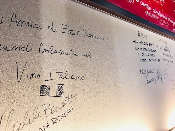 EST!PROSSIMO壁のサイン