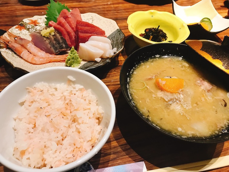 シンプル無地1級遮光カーテン＆新鮮なお刺身の画像です