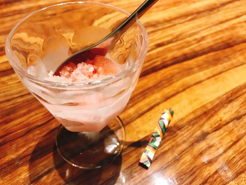 シンプル無地1級遮光カーテン＆新鮮なお刺身の画像です