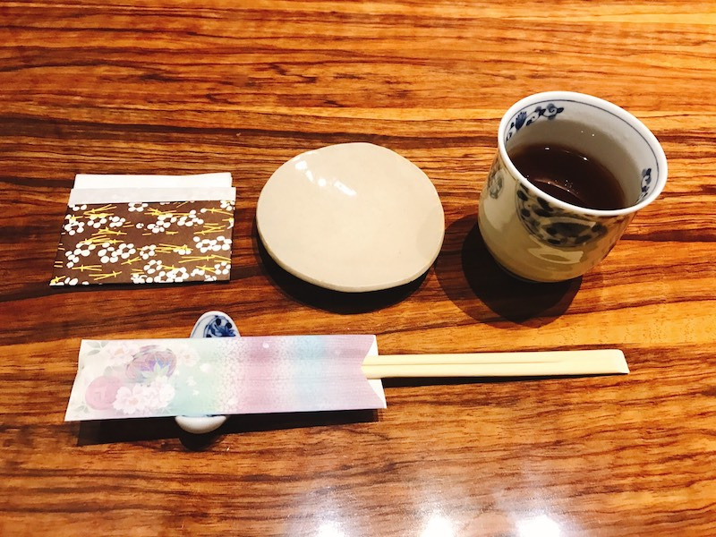 シンプル無地1級遮光カーテン＆新鮮なお刺身の画像です